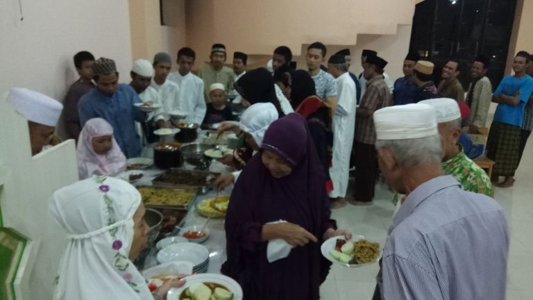 Jamaah Al-Abrar santap malam bersama