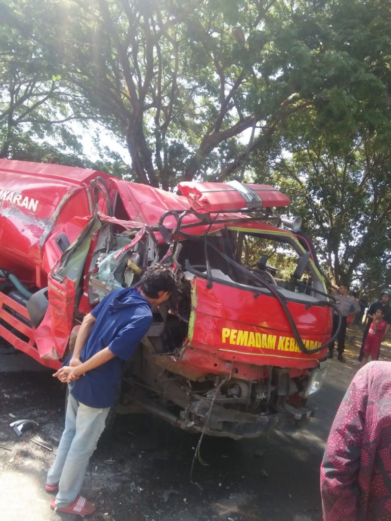 Damkar Gowa  seruduk  truk parkir