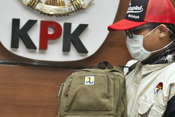 Penyidik membawa barang bukti saat konferensi pers mengenai Operasi Tangkap Tangan (OTT) kasus korupsi pejabat Kementerian Pekerjaan Umum dan Perumahan Rakyat (PUPR) dengan pihak swasta, di Gedung KPK, Jakarta, Minggu (30/12/2018) dini hari