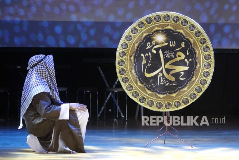 Murid SD Islam Al Azhar berakting saat pementasan drama "Isra Miraj: The Miraculous Night Journey" di Gedung Balai Pemuda Surabaya, Jawa Timur, Jumat (13/4)