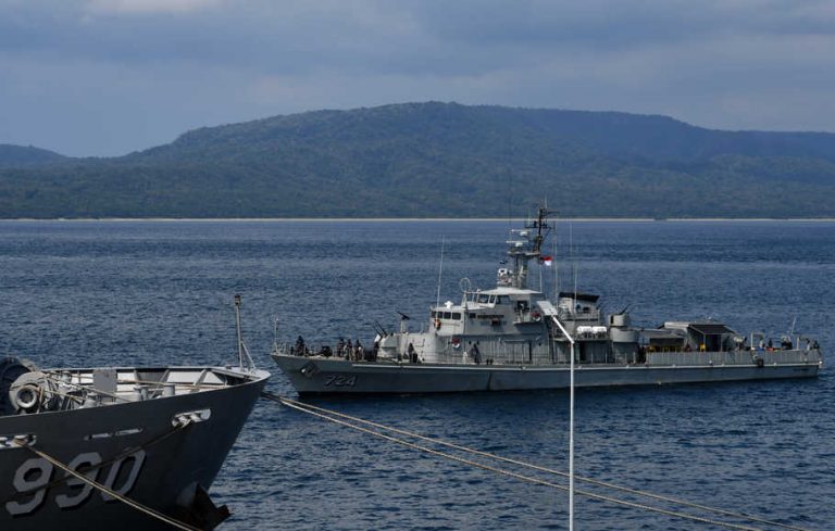 KRI Pulau Rimau-724 melakukan proses sandar di Pelabuhan Tanjung Wangi, Banyuwangi, Jawa Timur, Senin (26/4/2021).