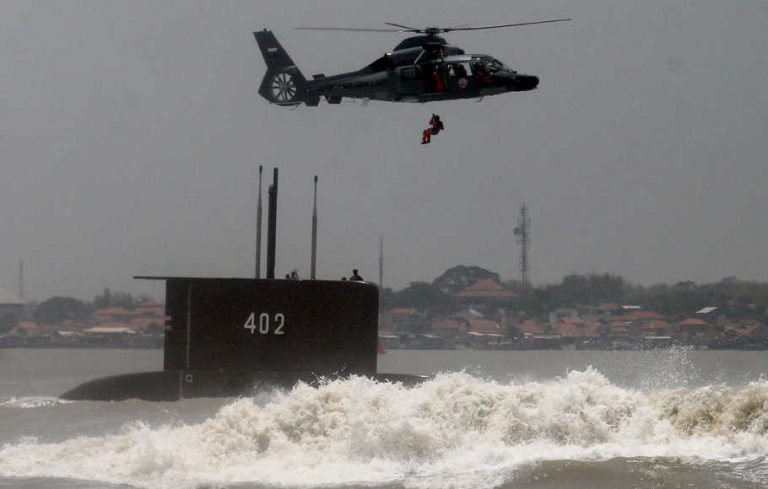 Seorang anggota Tentara Nasional Indonesia (TNI) melakukan fast rope diatas kapal selam KRI Nanggala-402 saat peringatan HUT ke-69 TNI yang digelar di Dermaga Ujung, Koarmatim, Surabaya, Jawa Timur, Selasa (7/10).
