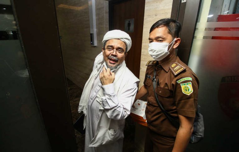 Terdakwa Rizieq Shihab (kiri) memasuki gedung Bareskrim Polri usai menjalani sidang tuntutan di Jakarta, Kamis (3/6/2021).