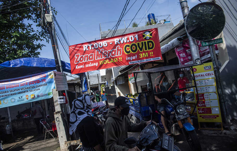 Warga beraktivitas di zona merah COVID-19 RT 006 RW 01, Gandaria Selatan, Cilandak, Jakarta Selatan, Senin (21/6/2021).