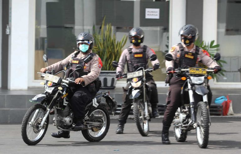 Anggota kepolisian mengikuti Apel Gelar Pasukan Operasi Lilin Semeru di Polrestabes Surabaya, Jawa Timur, Senin (21/12/2020).