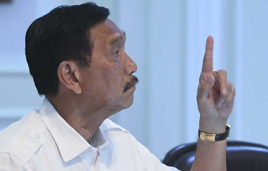 Menko Maritim dan Investasi Luhut Binsar Panjaitan (kiri) dan Menko PMK Muhadjir Effendy mengikuti rapat kabinet terbatas di Kantor Presiden, Jakarta, Senin (6/1/2020).