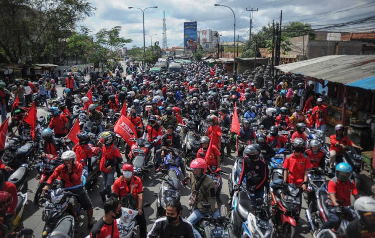 Ratusan buruh memblokir jalan nasional Bandung-Garut--Tasikmalaya saat melakukan aksi di Rancaekek, Kabupaten Bandung, Jawa Barat, Selasa (6/10/2020).