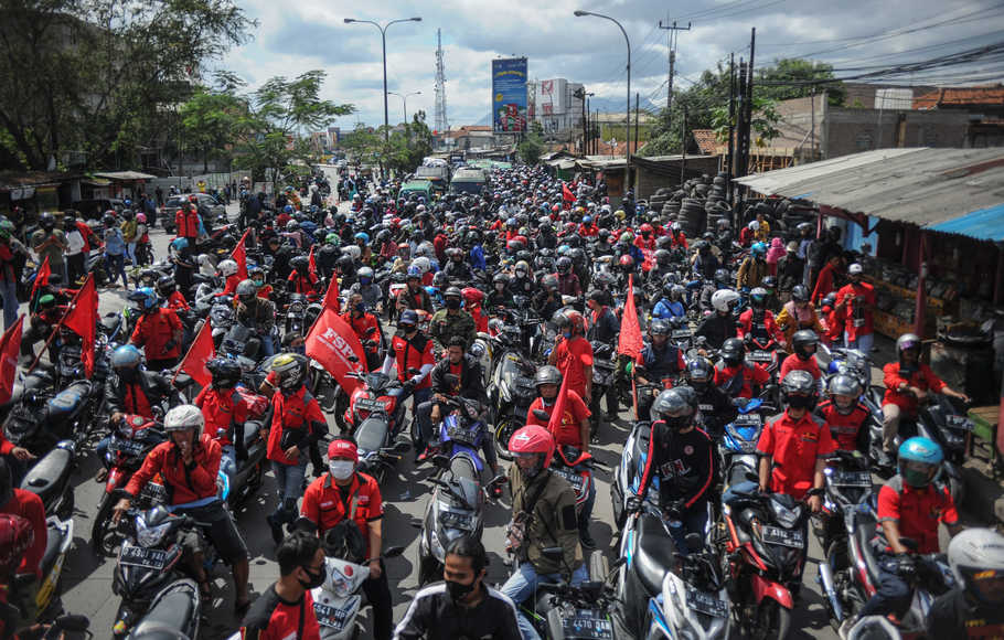 Ratusan buruh memblokir jalan nasional Bandung-Garut--Tasikmalaya saat melakukan aksi di Rancaekek, Kabupaten Bandung, Jawa Barat, Selasa (6/10/2020).
