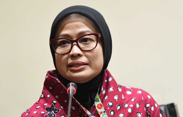 Pelaksana Harian (Plh) Juru Bicara KPK yang baru Ipi Maryati menyampaikan konferensi pers di gedung KPK, Jakarta, Jumat (27/12/2019).