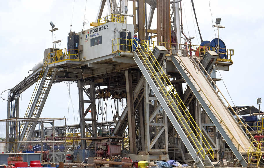 Petugas berkomunikasi saat memeriksa Rig (alat pengebor) elektrik D-1500E di Daerah operasi pengeboran sumur JST-A2 Pertamina EP Asset 3, Desa kalentambo, Pusakanagara, Subang, Jawa Barat.