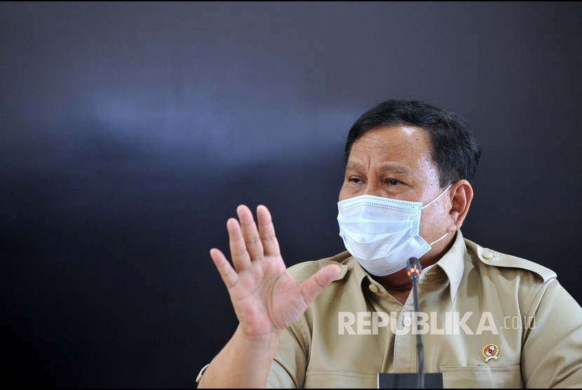 Menteri Pertahanan Prabowo Subianto memberikan keterangan terkait KRI Nanggala 402 yang mengalami hilang kontak saat konferensi pers di Lanud I Gusti Ngurah Rai, Badung, Bali, Kamis (22/4/2021).