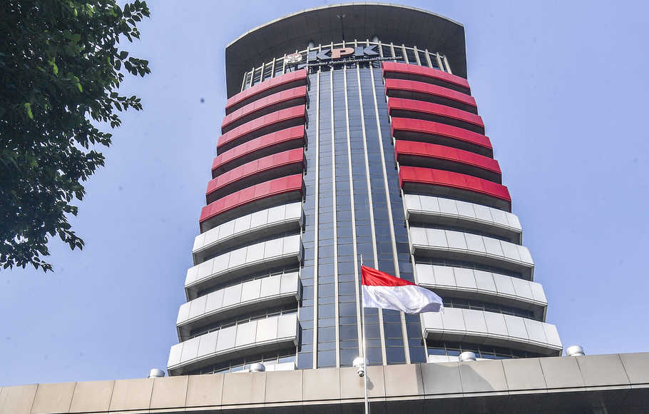 Direktur Sosialisasi dan Kampanye Antikorupsi Komisi Pemberantasan Korupsi (non aktif) Giri Suprapdiono berpose usai menghadiri debat soal polemik Tes Wawancara Kebangsaan (TWK) pegawai KPK di gedung KPK Merah Putih, Jakarta, Jumat (4/6/2021).