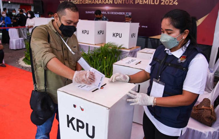 Petugas Kelompok Penyelenggara Pemungutan Suara (KPPS) dan pemilih mengikuti simulasiÊpemungutanÊdan penghitungan suara dengan desain surat suara dan formulir yang disederhanakan di Kantor KPU Provinsi Sumatera Utara,ÊMedan, Rabu (15/12/2021).