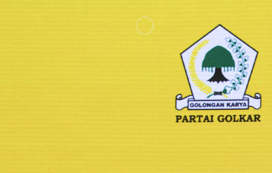 Ketua Umum DPP Partai Golkar Airlangga Hartarto (kiri) bertepuk tangan didampingi Ketua Panitia Penyelenggara Agus Gumiwang Kartasasmita dalam acara puncak HUT Ke-56 Partai Golkar di Hutan Kota by Plataran, Kompleks GBK, Senayan, Jakarta, Sabtu (24/10/2020