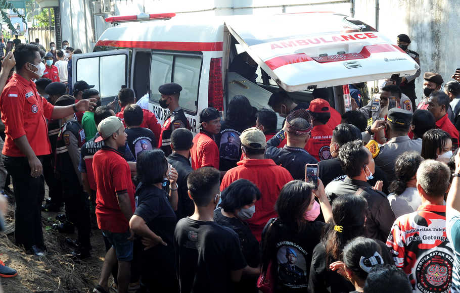 Sejumlah orang memasukkan peti jenazah almarhum Brigadir Polisi Nofriansyah Yosua Hutabarat atau Brigadir J ke dalam ambulance saat pembongkaran makam di Sungai Bahar, Muarojambi, Jambi, Rabu (27/7/2022).