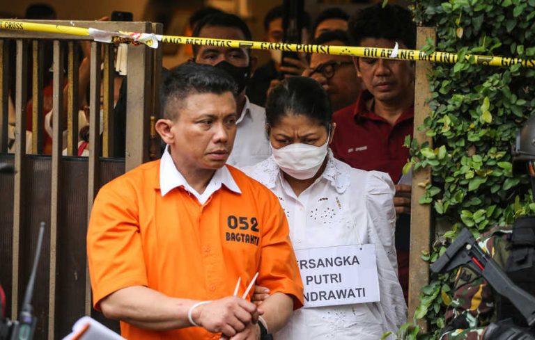 Tersangka Irjen Ferdy Sambo (kiri) bersama Istrinya tersangka Putri Candrawathi (kanan) keluar dari rumah dinasnya yang menjadi TKP pembunuhan Brigadir J di Jalan Duren Tiga Barat, Kompleks Polri Duren Tiga, Jakarta, Selasa (30/8/2022).