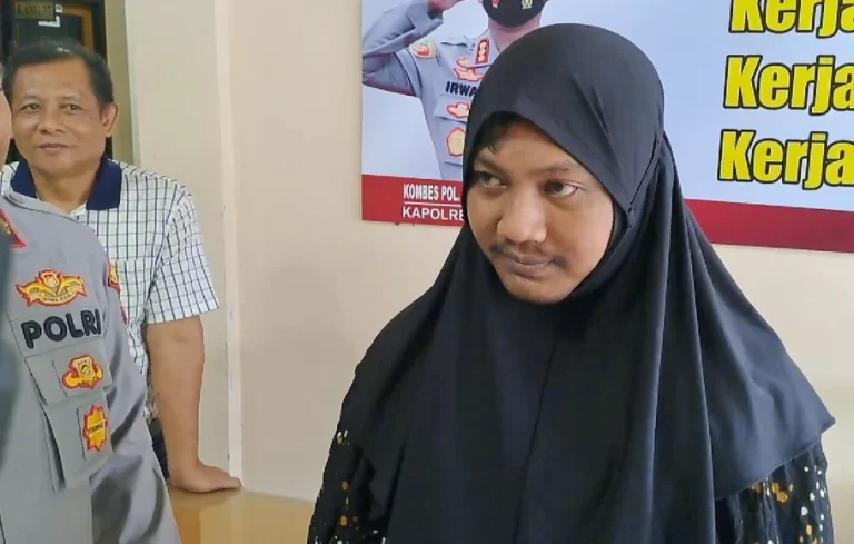 LELAKI PAKAI KUDUNG