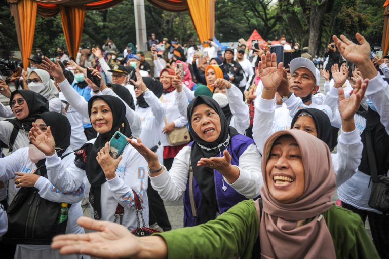 Sejumlah Lansia bernyanyi saat mengikuti peringatan Hari Lanjut Usia Nasional (HLUN) di Balaikota Bandung, Jawa Barat, Kamis (9/6/2022).