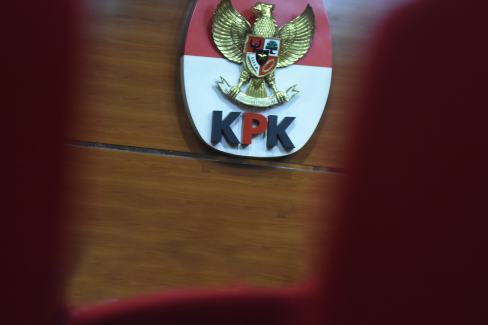 Deputi Penindakan dan Eksekusi KPK Karyoto (kiri) mengumumkan penahanan tersangka Wakil Presiden PT WASCO periode 2013-2015 Victor Sitorus (kanan) saat konferensi pers di Gedung Merah Putih KPK, Jakarta, Senin (5/12/2022).