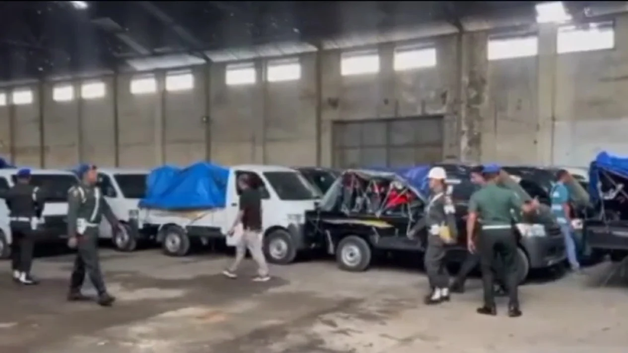 KENDARAAN DI GUDANG TNI