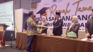 FOTO PENYERAHAN ALUMNI